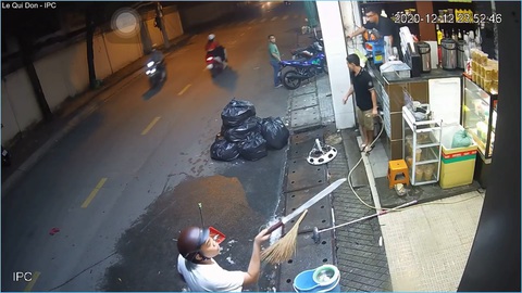 Thanh niên đánh vợ cắm đầu, dọa chém nhóm nhân viên bị xử lý hành chính - Ảnh 2. Thanh niên đánh vợ cắm đầu, dọa chém nhóm nhân viên bị xử lý hành chính - Ảnh 2.