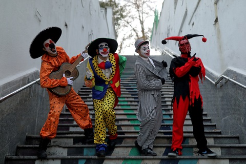 Joker kiểu Mỹ mua vui cho dân Iran giữa đại dịch COVID-19 - Ảnh 4. Joker kiểu Mỹ mua vui cho dân Iran giữa đại dịch COVID-19 - Ảnh 4.
