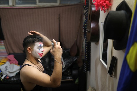 Joker kiểu Mỹ mua vui cho dân Iran giữa đại dịch COVID-19 - Ảnh 2. Joker kiểu Mỹ mua vui cho dân Iran giữa đại dịch COVID-19 - Ảnh 2.