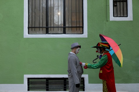 Joker kiểu Mỹ mua vui cho dân Iran giữa đại dịch COVID-19 - Ảnh 11. Joker kiểu Mỹ mua vui cho dân Iran giữa đại dịch COVID-19 - Ảnh 11.