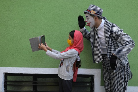 Joker kiểu Mỹ mua vui cho dân Iran giữa đại dịch COVID-19 - Ảnh 6. Joker kiểu Mỹ mua vui cho dân Iran giữa đại dịch COVID-19 - Ảnh 6.