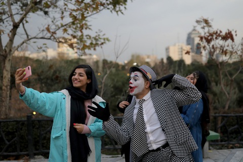 Joker kiểu Mỹ mua vui cho dân Iran giữa đại dịch COVID-19 - Ảnh 7. Joker kiểu Mỹ mua vui cho dân Iran giữa đại dịch COVID-19 - Ảnh 7.