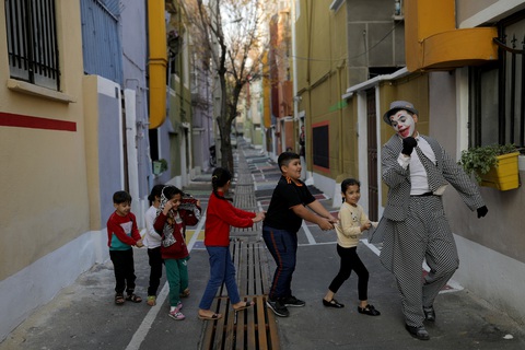 Joker kiểu Mỹ mua vui cho dân Iran giữa đại dịch COVID-19 - Ảnh 5. Joker kiểu Mỹ mua vui cho dân Iran giữa đại dịch COVID-19 - Ảnh 5.