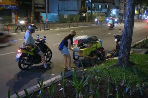 Tối thứ năm yêu thương trên đường phố Sài Gòn - Ảnh 1. Tối thứ năm yêu thương trên đường phố Sài Gòn - Ảnh 1.