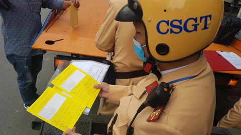 Cảnh sát giao thông Hà Nội dán thông báo phạt nguội trên kính ôtô - Ảnh 3. Cảnh sát giao thông Hà Nội dán thông báo phạt nguội trên kính ôtô - Ảnh 3.