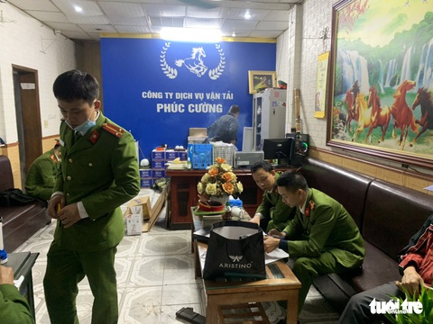 Vụ tài xế xe khách bị hành hung: Bắt giám đốc Công ty Phúc Cường, lộ cả kho đao kiếm - Ảnh 2. Vụ tài xế xe khách bị hành hung: Bắt giám đốc Công ty Phúc Cường, lộ cả kho đao kiếm - Ảnh 2.