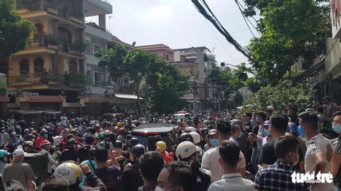 Hàng trăm người tập trung trước phòng gym của người có lời xúc phạm gia đình Chí Tài - Ảnh 2. Hàng trăm người tập trung trước phòng gym của người có lời xúc phạm gia đình Chí Tài - Ảnh 2.