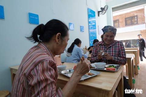2.000 đồng/suất cơm Yên Vui, mời cô bác ghé vô dùng thử - Ảnh 1. 2.000 đồng/suất cơm Yên Vui, mời cô bác ghé vô dùng thử - Ảnh 1.