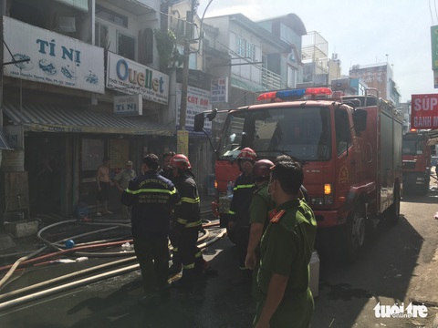 Cháy nhà trong hẻm, người dân nháo nhào tháo chạy thoát thân - Ảnh 3. Cháy nhà trong hẻm, người dân nháo nhào tháo chạy thoát thân - Ảnh 3.
