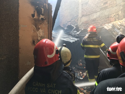 Cháy nhà trong hẻm, người dân nháo nhào tháo chạy thoát thân - Ảnh 4. Cháy nhà trong hẻm, người dân nháo nhào tháo chạy thoát thân - Ảnh 4.