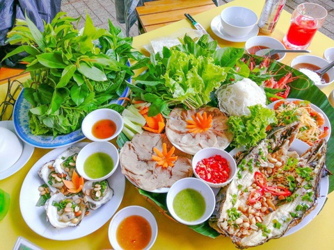 Cuốn… rau rừng gây thương nhớ - Ảnh 1. Cuốn… rau rừng gây thương nhớ - Ảnh 1.
