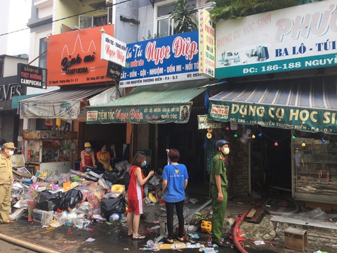 Cháy nhà trong hẻm, người dân nháo nhào tháo chạy thoát thân - Ảnh 5. Cháy nhà trong hẻm, người dân nháo nhào tháo chạy thoát thân - Ảnh 5.