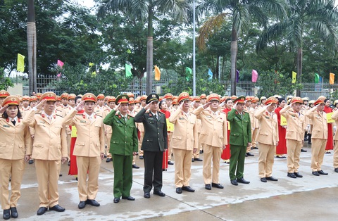 Cảnh sát giao thông ra quân tuần tra, trấn áp tội phạm - Ảnh 1. Cảnh sát giao thông ra quân tuần tra, trấn áp tội phạm - Ảnh 1.