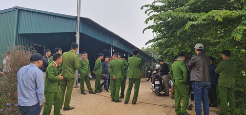 Bắt 11 tàu hút cát trái phép và nhóm người bảo kê cho cát tặc trên sông Hồng - Ảnh 1. Bắt 11 tàu hút cát trái phép và nhóm người bảo kê cho cát tặc trên sông Hồng - Ảnh 1.