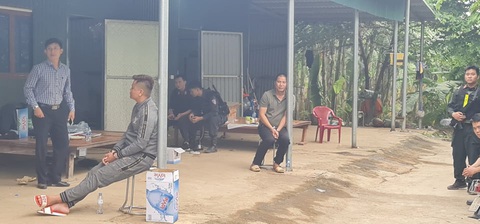Bắt 11 tàu hút cát trái phép và nhóm người bảo kê cho cát tặc trên sông Hồng - Ảnh 2. Bắt 11 tàu hút cát trái phép và nhóm người bảo kê cho cát tặc trên sông Hồng - Ảnh 2.