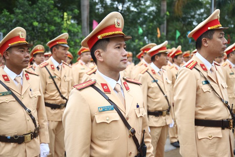 Cảnh sát giao thông ra quân tuần tra, trấn áp tội phạm - Ảnh 2. Cảnh sát giao thông ra quân tuần tra, trấn áp tội phạm - Ảnh 2.