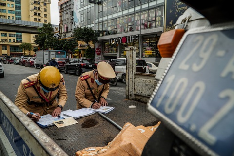 Bị dán thông báo phạt nguội trên kính, nhiều chủ ôtô ngỡ ngàng - Ảnh 1. Bị dán thông báo phạt nguội trên kính, nhiều chủ ôtô ngỡ ngàng - Ảnh 1.