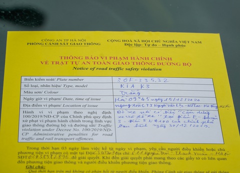 Bị dán thông báo phạt nguội trên kính, nhiều chủ ôtô ngỡ ngàng - Ảnh 4. Bị dán thông báo phạt nguội trên kính, nhiều chủ ôtô ngỡ ngàng - Ảnh 4.