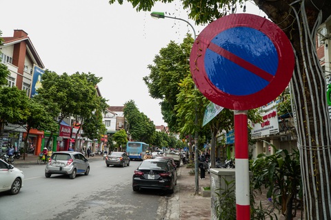 Bị dán thông báo phạt nguội trên kính, nhiều chủ ôtô ngỡ ngàng - Ảnh 2. Bị dán thông báo phạt nguội trên kính, nhiều chủ ôtô ngỡ ngàng - Ảnh 2.