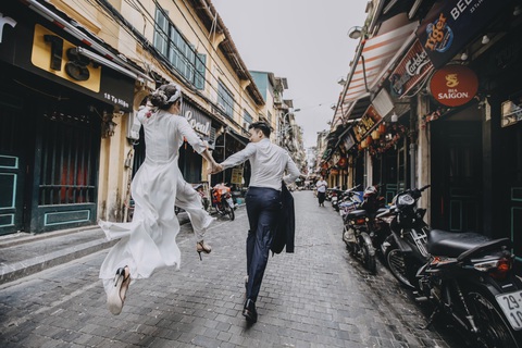 Cặp đôi người Việt lên rừng xuống biển, chụp ảnh cưới ở 11 tỉnh thành - Ảnh 1. Cặp đôi người Việt lên rừng xuống biển, chụp ảnh cưới ở 11 tỉnh thành - Ảnh 1.