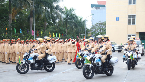 Cảnh sát giao thông ra quân tuần tra, trấn áp tội phạm - Ảnh 3. Cảnh sát giao thông ra quân tuần tra, trấn áp tội phạm - Ảnh 3.