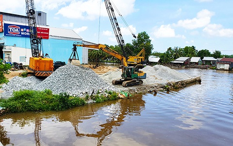 Kênh huyết mạch bị lấn chiếm, chính quyền lập nhiều biên bản nhưng chưa phạt được ai - Ảnh 1. Kênh huyết mạch bị lấn chiếm, chính quyền lập nhiều biên bản nhưng chưa phạt được ai - Ảnh 1.