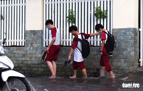 Triều cường dâng cao, học sinh, công nhân ở TP.HCM lội nước về nhà - Ảnh 5. Triều cường dâng cao, học sinh, công nhân ở TP.HCM lội nước về nhà - Ảnh 5.