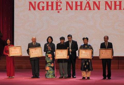 Trao tặng, truy tặng danh hiệu Nghệ nhân nhân dân, Nghệ nhân ưu tú cho 77 nghệ nhân - Ảnh 1. Trao tặng, truy tặng danh hiệu Nghệ nhân nhân dân, Nghệ nhân ưu tú cho 77 nghệ nhân - Ảnh 1.