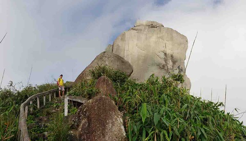 Theo dấu Trường ca Hòn vọng phu - Kỳ 4: Thấy tượng đá vọng phu trên núi Đá Bia - Ảnh 1. Theo dấu Trường ca Hòn vọng phu - Kỳ 4: Thấy tượng đá vọng phu trên núi Đá Bia - Ảnh 1.