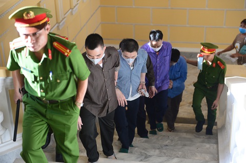 Xét xử vụ Tuấn khỉ xả súng giết 5 người vào mùng 5 Tết Canh Tý - Ảnh 2. Xét xử vụ Tuấn khỉ xả súng giết 5 người vào mùng 5 Tết Canh Tý - Ảnh 2.