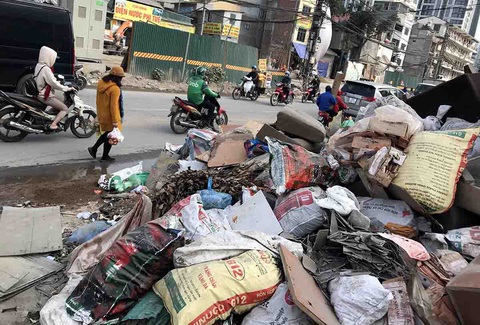 Hà Nội trả thêm gần 600 tỉ thu gom rác ngoài hợp đồng - Ảnh 1. Hà Nội trả thêm gần 600 tỉ thu gom rác ngoài hợp đồng - Ảnh 1.