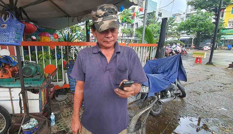 Xe ôm chắt bóp mưu sinh - Ảnh 1. Xe ôm chắt bóp mưu sinh - Ảnh 1.