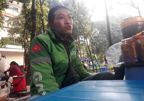 Xe ôm chắt bóp mưu sinh - Ảnh 3. Xe ôm chắt bóp mưu sinh - Ảnh 3.