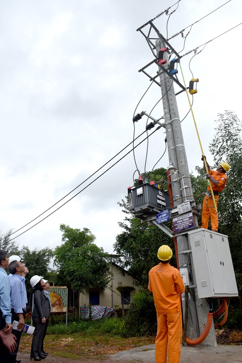 100% hộ dân Phú Yên đã có điện lưới quốc gia - Ảnh 1. 100% hộ dân Phú Yên đã có điện lưới quốc gia - Ảnh 1.