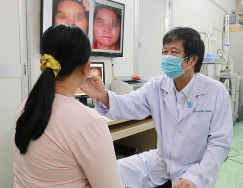 Một gia đình có 3 người ra ngoài ban ngày là da như bị thiêu đốt - Ảnh 1. Một gia đình có 3 người ra ngoài ban ngày là da như bị thiêu đốt - Ảnh 1.