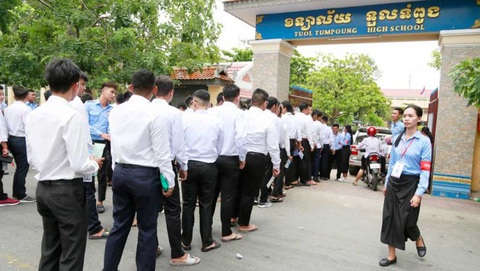 Thủ tướng Campuchia cho tất cả học sinh lớp 12 tốt nghiệp không cần thi - Ảnh 1. Thủ tướng Campuchia cho tất cả học sinh lớp 12 tốt nghiệp không cần thi - Ảnh 1.