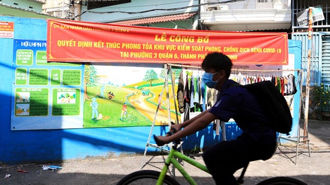 TP.HCM truy vết thâu đêm chặn dịch: Đã 15 ngày không ca COVID-19 cộng đồng - Ảnh 1. TP.HCM truy vết thâu đêm chặn dịch: Đã 15 ngày không ca COVID-19 cộng đồng - Ảnh 1.