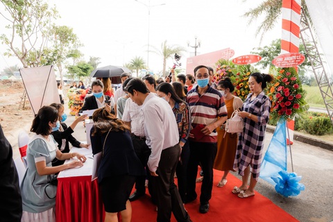 Sôi động giao dịch tại lễ cất nóc nhà phố thương mại Ha Tien Centroria - Ảnh 1. Sôi động giao dịch tại lễ cất nóc nhà phố thương mại Ha Tien Centroria - Ảnh 1.