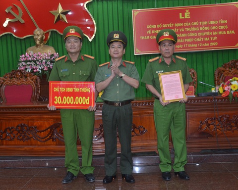 Thưởng nóng cho đơn vị phá án ma túy lớn nhất trước nay ở Sóc Trăng - Ảnh 1. Thưởng nóng cho đơn vị phá án ma túy lớn nhất trước nay ở Sóc Trăng - Ảnh 1.