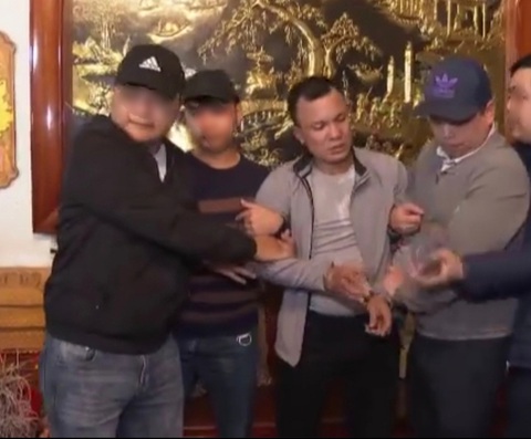 Khởi tố Cường ‘Dụ’ cùng 2 đàn em vụ ném vỡ kính xe khách - Ảnh 1. Khởi tố Cường ‘Dụ’ cùng 2 đàn em vụ ném vỡ kính xe khách - Ảnh 1.