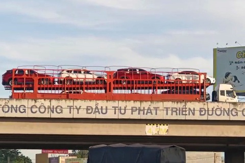 Tài xế lùi xe trên cao tốc TP.HCM - Long Thành - Dầu Giây nói chạy lố đường - Ảnh 1. Tài xế lùi xe trên cao tốc TP.HCM - Long Thành - Dầu Giây nói chạy lố đường - Ảnh 1.