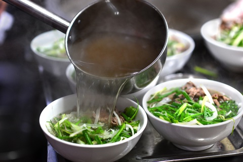 Mang phở về với trẻ vùng sâu Bản Mà - Ảnh 1. Mang phở về với trẻ vùng sâu Bản Mà - Ảnh 1.