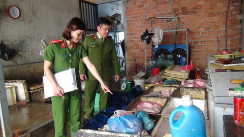 Cơ sở chế biến mỡ, da lợn không đảm bảo vệ sinh an toàn thực phẩm - Ảnh 1. Cơ sở chế biến mỡ, da lợn không đảm bảo vệ sinh an toàn thực phẩm - Ảnh 1.