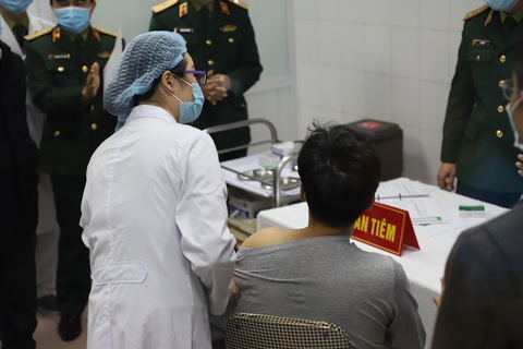 Việt Nam thêm 2 ca COVID-19, sức khỏe 3 người tiêm tình nguyện đầu tiên ổn định - Ảnh 1. Việt Nam thêm 2 ca COVID-19, sức khỏe 3 người tiêm tình nguyện đầu tiên ổn định - Ảnh 1.