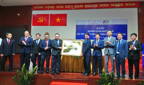 EVNHCMC và FPT ký hợp đồng tư vấn xây dựng lộ trình chuyển đổi số - Ảnh 2. EVNHCMC và FPT ký hợp đồng tư vấn xây dựng lộ trình chuyển đổi số - Ảnh 2.