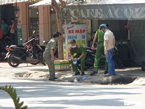 Nam thanh niên vừa ăn cơm xong thì bị hai kẻ chém gục - Ảnh 1. Nam thanh niên vừa ăn cơm xong thì bị hai kẻ chém gục - Ảnh 1.
