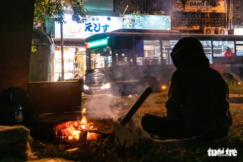 Những mảnh đời trắng đêm đội giá rét mưu sinh - Ảnh 12. Những mảnh đời trắng đêm đội giá rét mưu sinh - Ảnh 12.