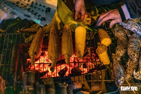 Những mảnh đời trắng đêm đội giá rét mưu sinh - Ảnh 7. Những mảnh đời trắng đêm đội giá rét mưu sinh - Ảnh 7.