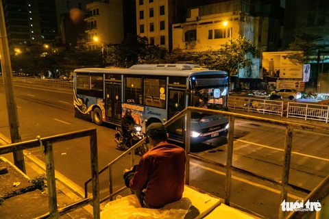 Những mảnh đời trắng đêm đội giá rét mưu sinh - Ảnh 13. Những mảnh đời trắng đêm đội giá rét mưu sinh - Ảnh 13.