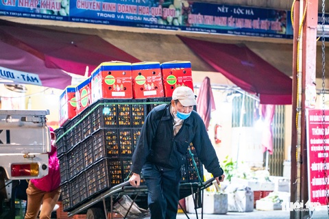 Những mảnh đời trắng đêm đội giá rét mưu sinh - Ảnh 9. Những mảnh đời trắng đêm đội giá rét mưu sinh - Ảnh 9.